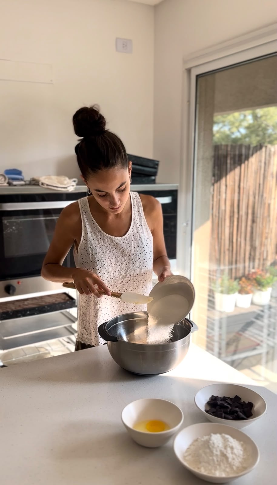 Tini preparando una receta en la cocina de su taller